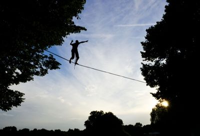 Ein Drahtseiltaenzer auf dem Campusfest Leipzig 2012 praesentiert Kuenste in luftiger Hoehe