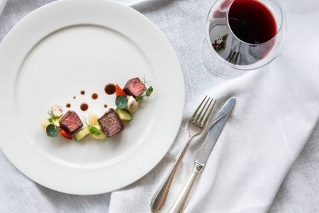 Im Vier-Sterne-Superior-Hotel Der Weinmesser in Schenna erleben Genießer die vielfältige Welt des erlesenen Rebensafts und kommen dazu noch in den Genuss der Gourmet-Küche von Inhaber Christian Kohlgruber