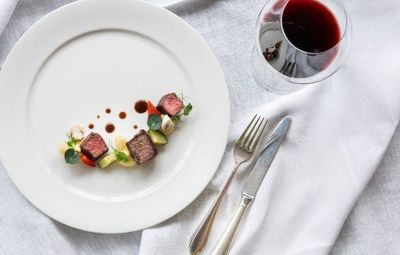 Im Vier-Sterne-Superior-Hotel Der Weinmesser in Schenna erleben Genießer die vielfältige Welt des erlesenen Rebensafts und kommen dazu noch in den Genuss der Gourmet-Küche von Inhaber Christian Kohlgruber