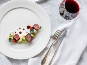 Im Vier-Sterne-Superior-Hotel Der Weinmesser in Schenna erleben Genießer die vielfältige Welt des erlesenen Rebensafts und kommen dazu noch in den Genuss der Gourmet-Küche von Inhaber Christian Kohlgruber