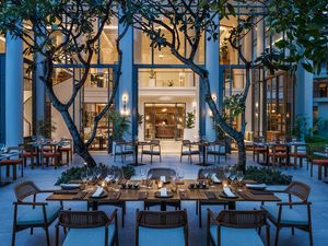 Auf der großzügigen Terrasse des Restaurants „Act 5“ im Centara Reserve Samui werden Gourmetgerichte unter dem thailändischen Sternenhimmel serviert Auf der großzügigen Terrasse des Restaurants „Act 5“ im Centara Reserve Samui werden Gourmetgerichte unter dem thailändischen Sternenhimmel serviert