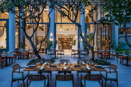 Auf der großzügigen Terrasse des Restaurants „Act 5“ im Centara Reserve Samui werden Gourmetgerichte unter dem thailändischen Sternenhimmel serviert