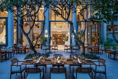 Auf der großzügigen Terrasse des Restaurants „Act 5“ im Centara Reserve Samui werden Gourmetgerichte unter dem thailändischen Sternenhimmel serviert