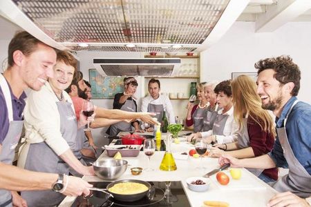 In entspanntem Ambiente bereiten Gaeste des Hotel Tres in Palma Mallorca in den Koch Workshops von Lonja 18 spanische Koestlichkeiten zu