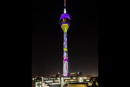 Leon Löwentraut Spektakuläre Lichtkunstperformance in Düsseldorf