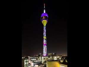 Leon Löwentraut Spektakuläre Lichtkunstperformance in Düsseldorf