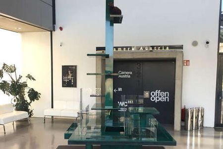 Oliver Klimpel Katzenbaum für die Kunst, 2019, Foyer des Kunsthaus Graz