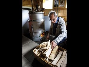 Pepi Koch aus dem Auszeitdorf Pfafflar, Teil der Lebensspur Lech, ist der einzige Latschenbrenner im Tiroler Lechtal
