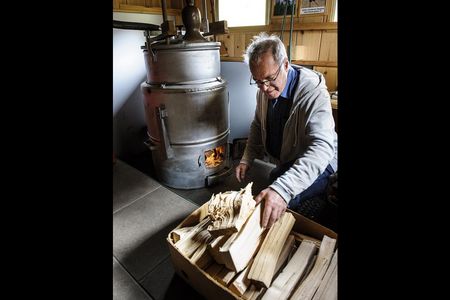 Pepi Koch aus dem Auszeitdorf Pfafflar, Teil der Lebensspur Lech, ist der einzige Latschenbrenner im Tiroler Lechtal