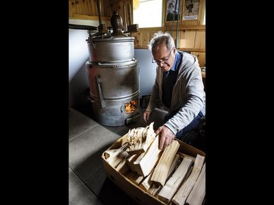 Pepi Koch aus dem Auszeitdorf Pfafflar, Teil der Lebensspur Lech, ist der einzige Latschenbrenner im Tiroler Lechtal