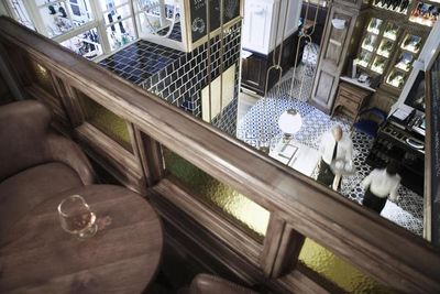 Von der Altillo Bar & Lounge im Zwischengeschoss des Hotel Cort in Palma Mallorca faellt der Blick auf das Spitzenrestaurant mit raumhohen Regalen