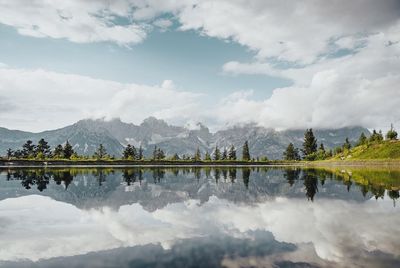 Ganz großes Kino, eines der beliebtesten Fotomotive der Tiroler Region ist der Astbergsee, in dem sich der Wilde Kaiser spiegelt