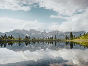 Ganz großes Kino, eines der beliebtesten Fotomotive der Tiroler Region ist der Astbergsee, in dem sich der Wilde Kaiser spiegelt Ganz großes Kino, eines der beliebtesten Fotomotive der Tiroler Region ist der Astbergsee, in dem sich der Wilde Kaiser spiegelt