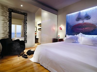 Schlafzimmer mit Pool oder Meerblick