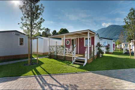 Camping oder Glamping in River Lodges und Igloo Tubes – der Tessiner 5-Sterne-Platz Campofelice am Lago Maggiore gilt als einer der besten der Schweiz