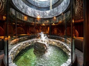 Ursprung und Hingucker zugleich – die hauseigene Bergquelle ist Mittelpunkt des 7.900 Quadratmeter großen Indoor-Spa im Hotel Jungbrunn Ursprung und Hingucker zugleich – die hauseigene Bergquelle ist Mittelpunkt des 7.900 Quadratmeter großen Indoor-Spa im Hotel Jungbrunn
