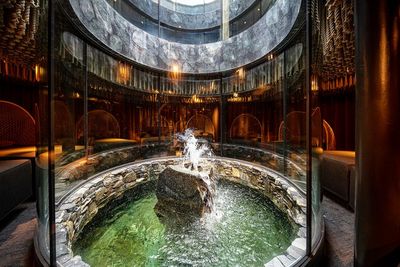 Ursprung und Hingucker zugleich – die hauseigene Bergquelle ist Mittelpunkt des 7.900 Quadratmeter großen Indoor-Spa im Hotel Jungbrunn