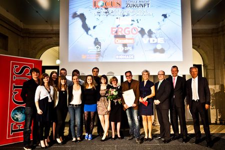 Das Gewinnerteam mit Moderatorin Carola Ferstl, dem Präsidenten der Kultusministerkonferenz Ties Rabe, ERGO-CEO Dr. Torsten Oletzky und FOCUS-Chefredakteur Uli Baur.