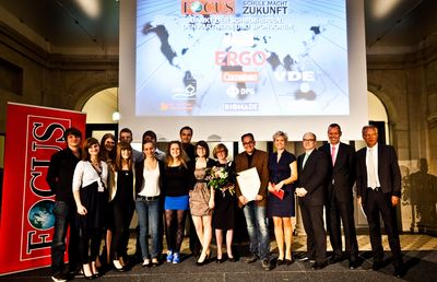Das Gewinnerteam mit Moderatorin Carola Ferstl, dem Präsidenten der Kultusministerkonferenz Ties Rabe, ERGO-CEO Dr. Torsten Oletzky und FOCUS-Chefredakteur Uli Baur.