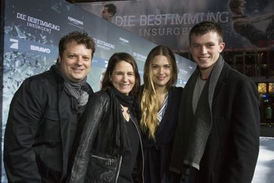 Felix Fuchssteiner, Katharina Schoede, Laura Berlin, Jannis Niewoehner auf der Kinopremiere von Die Bestimmung