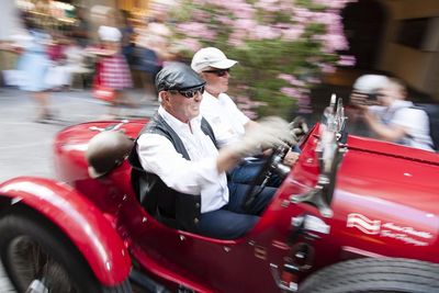 Oldtimer-Defilee durch die Gassen der Kurstadt Meran