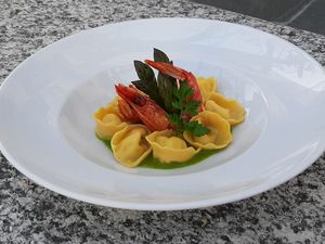 Küchenchef Andrea Cingari vom Tessiner Ristorante da Enzo, das mit 16 Gault-Millau-Punkten ausgezeichnet wurde, empfiehlt für die heimische Küche ein Capelletti-Rezept Küchenchef Andrea Cingari vom Tessiner Ristorante da Enzo, das mit 16 Gault-Millau-Punkten ausgezeichnet wurde, empfiehlt für die heimische Küche ein Capelletti-Rezept