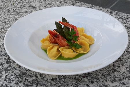 Küchenchef Andrea Cingari vom Tessiner Ristorante da Enzo, das mit 16 Gault-Millau-Punkten ausgezeichnet wurde, empfiehlt für die heimische Küche ein Capelletti-Rezept