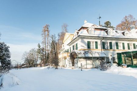 Entspannt und mitten in der Natur rutschen Gaeste im Schlossgut Oberambach nahe Muenchen in Oberbayern ins neue Jahr
