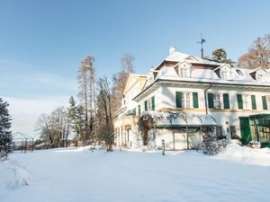 Entspannt und mitten in der Natur rutschen Gaeste im Schlossgut Oberambach nahe Muenchen in Oberbayern ins neue Jahr Entspannt und mitten in der Natur rutschen Gaeste im Schlossgut Oberambach nahe Muenchen in Oberbayern ins neue Jahr