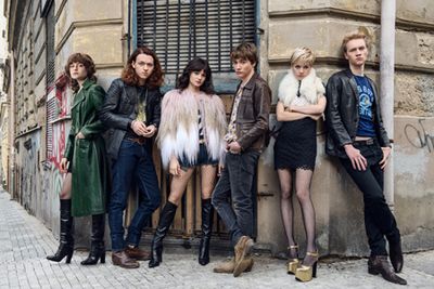 Jana McKinnon, Michelangelo Fortuzzi, Lena Urzendowsky, Bruno Alexander, Jeremias Meyer und Lea Drinda sind die Darsteller in WIR KINDER VOM BAHNHOF ZOO