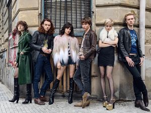 Jana McKinnon, Michelangelo Fortuzzi, Lena Urzendowsky, Bruno Alexander, Jeremias Meyer und Lea Drinda sind die Darsteller in WIR KINDER VOM BAHNHOF ZOO