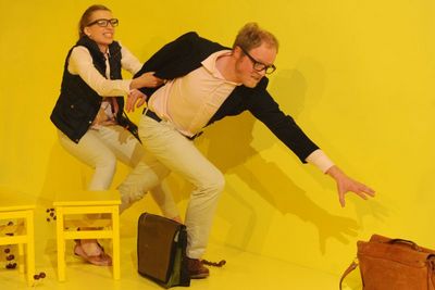 frau mueller muss weg theaterstuek regensburg