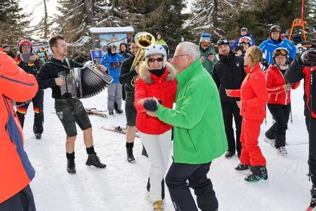 Geselligkeit während der „Musi-Skiwoche“: Die ganze Schlager-Familie feiert gemeinsam