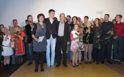 Glanzvolle Buehnenpraesentation. Edgar Reitz im Kreis seiner Darsteller und seiner Crew.