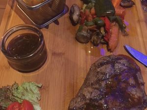 So stellt sich die GFDK Essen und Trinken Redaktion eine Mahlzeit im Kloster vor So stellt sich die GFDK Essen und Trinken Redaktion eine Mahlzeit im Kloster vor