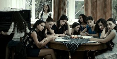 Film Die langen hellen Tage Gruppe von Maedchen um Tisch
