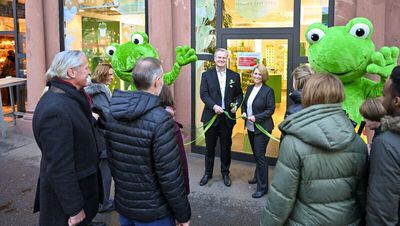 Werner & Mertz-Inhaber Reinhard Schneider und Store-Managerin Daniela Löv eröffnen feierlich den neuen Frosch-Laden