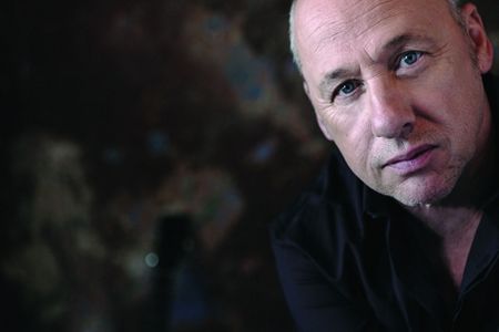 Mark Knopfler ist mehrfacher Grammygewinner dank seiner musikalischen Leistung.