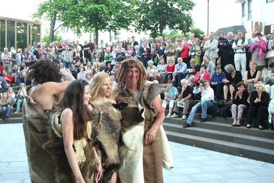 Anwohner und Passanten staunen nicht schlecht, als bei Einbruch der Dunkelheit eine ziemlich wilde Theatertruppe mit lautem Trommeln durch Mettmann zieht.