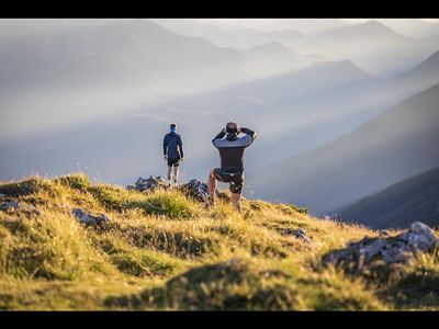 Beim Personal Training in Bad Reichenhall werden Maenner individuell von Sporttherapeuten betreut