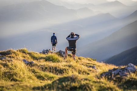 Beim Personal Training in Bad Reichenhall werden Maenner individuell von Sporttherapeuten betreut