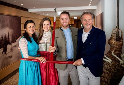 Wo einst der Skilift seines Großvaters stand, betreibt Inhaber Marcel Gutheinz (2. v. re.) heute in dritter Generation das Tiroler Hotel Jungbrunn, unterstützt von seinen Eltern Ulrika (li.) und Markus (re.) sowie Schwester Viviana (2. v. li.)