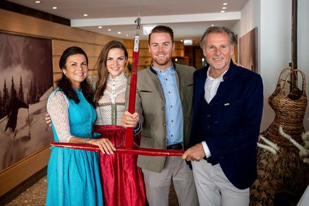 Wo einst der Skilift seines Großvaters stand, betreibt Inhaber Marcel Gutheinz (2. v. re.) heute in dritter Generation das Tiroler Hotel Jungbrunn, unterstützt von seinen Eltern Ulrika (li.) und Markus (re.) sowie Schwester Viviana (2. v. li.)