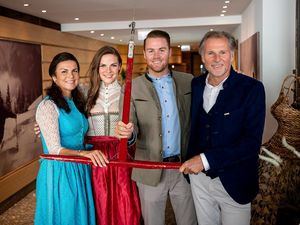 Wo einst der Skilift seines Großvaters stand, betreibt Inhaber Marcel Gutheinz (2. v. re.) heute in dritter Generation das Tiroler Hotel Jungbrunn, unterstützt von seinen Eltern Ulrika (li.) und Markus (re.) sowie Schwester Viviana (2. v. li.) Wo einst der Skilift seines Großvaters stand, betreibt Inhaber Marcel Gutheinz (2. v. re.) heute in dritter Generation das Tiroler Hotel Jungbrunn, unterstützt von seinen Eltern Ulrika (li.) und Markus (re.) sowie Schwester Viviana (2. v. li.)
