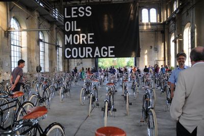 Installationsansicht Jonathan Monk Ausstellung mit 100 Indienrädern