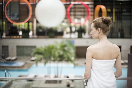 Die zeitlosen Glaselemente, die ueber der Badehalle der Therme Meran schweben, stammen aus der Feder des Suedtiroler Architekten Matteo Thun