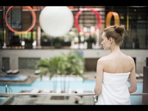 Die zeitlosen Glaselemente, die ueber der Badehalle der Therme Meran schweben, stammen aus der Feder des Suedtiroler Architekten Matteo Thun