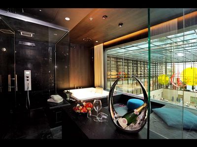 Die vier Pool Suiten der Therme Meran in Suedtirol können exklusiv gemietet werden und bieten freien Blick auf die Badehalle