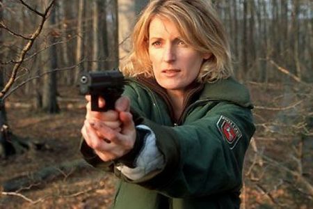 Im Dezember ermittelt Charlotte Lindholm (Maria Furtwängler) an zwei aufeinanderfolgenden Sonntagen in demselben Fall: „Tatort: Wegwerfmädchen“ und „Tatort: Das goldene Band“ heißen die NDR Krimis aus Niedersachsen, in denen die Kommissarin emotional an ihre Grenzen kommt.
