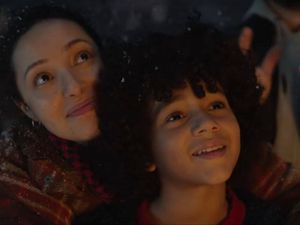 Im Coca-Cola-Weihnachtsspot "Chimney" steckt ein Junge die ganze Hausgemeinschaft mit seiner Idee an Im Coca-Cola-Weihnachtsspot "Chimney" steckt ein Junge die ganze Hausgemeinschaft mit seiner Idee an